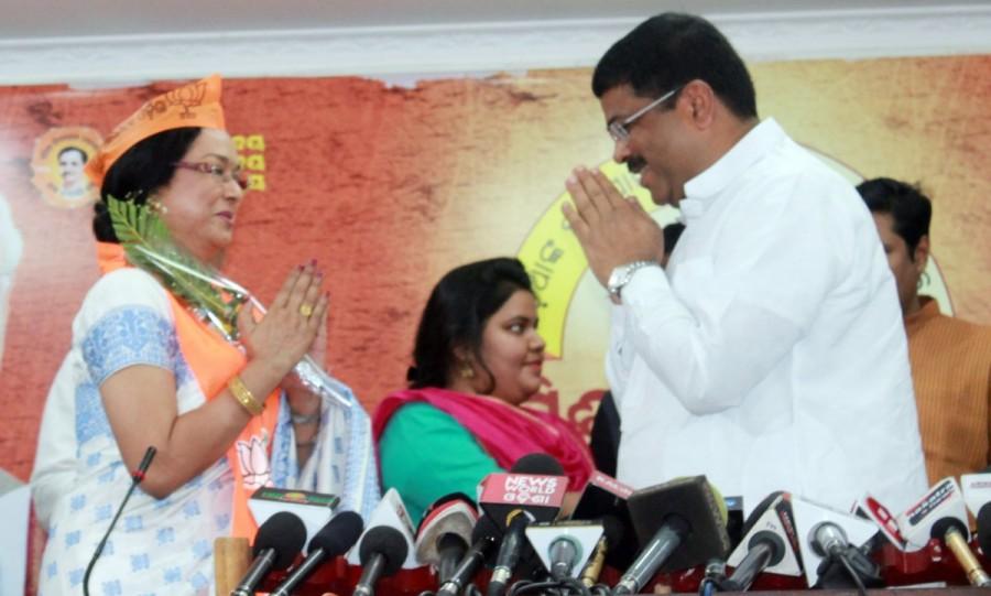 Pradhan said the party would be strengthened by her joining. Veteran Odia actress Mahasweta Ray,Mahasweta Ray,actress Mahasweta Ray,Mahasweta Ray joins BJP,Dharmendra Pradhan