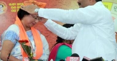 Veteran Odia actress Mahasweta Ray,Mahasweta Ray,actress Mahasweta Ray,Mahasweta Ray joins BJP,Dharmendra Pradhan