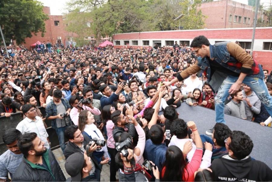 Interestingly, Neeraj Pandey, Sidharth Malhotra, Manoj Bajpayee, Rakulpreet Singh who happens to be from Delhi University had a trip down the memory lane while their visit to the college. Sidharth Malhotra,Manoj Bajpayee,Rakulpreet Singh,Neeraj Pandey,SRCC college