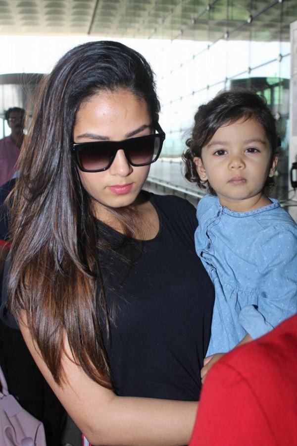 Mira Rajput with cute daughter Misha Kapoor spotted at Airport - Photos