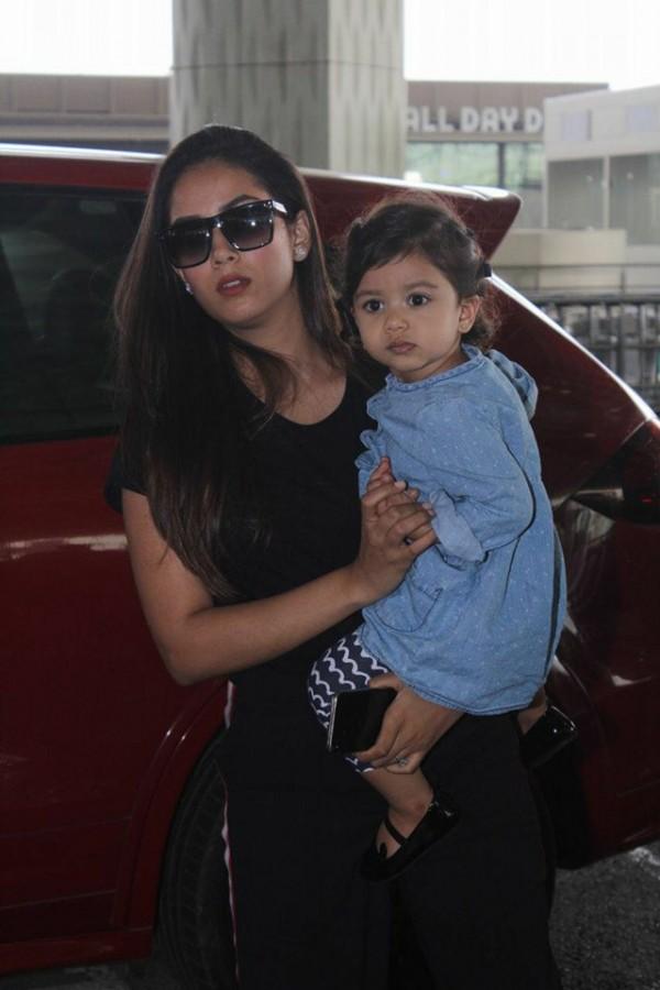 Mira Rajput with cute daughter Misha Kapoor spotted at Airport - Photos