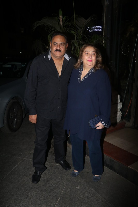 Kareena Kapoor and Karisma celebrate daddy Randhir Kapoor's 71st ...