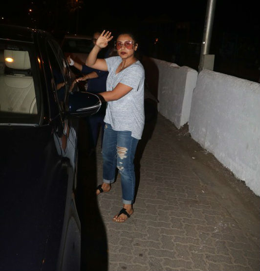 Rani Mukerji gets clicked on at Bandra, Mumbai. Rani Mukerji,actress Rani Mukerji,Hichki,Hichki actress,Rani Mukerji wallpaper,Hichki promotion,Hichki movie promotion,bollywood celebs,Ceelebs at Bandra