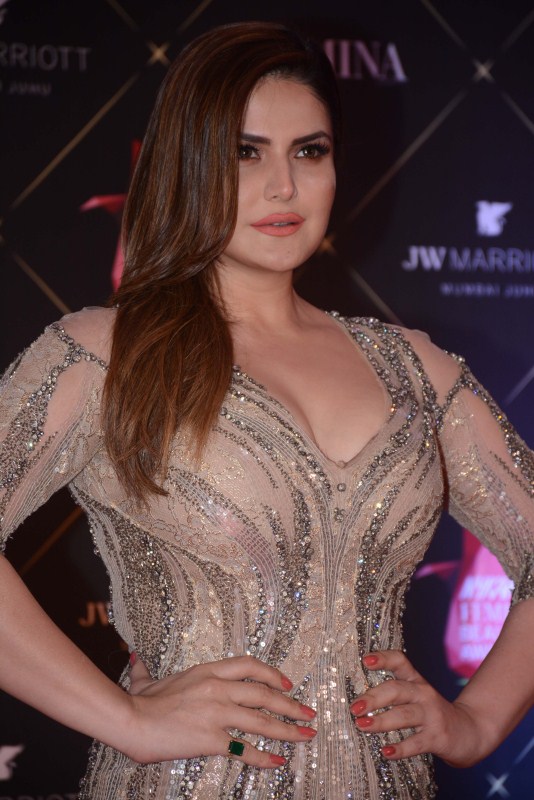 Zareen Khan poses for photographers on her arrival at the Nykaa Femina Beauty Awards 2018 Arjun Kapoor,Disha Patani,Zareen Khan,Pooja Hegde,Nykaa Femina Beauty Awards,celebs at Nykaa Femina Beauty Awards,fashion show,bollywood event