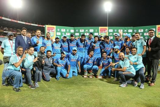 After a disciplined performance by the bowlers which helped India restrict South Africa to a modest 204, Kohli (129 in 96 balls), who slammed his 35th ODI ton, anchored the innings perfectly and helped his team to wrap up the six match series 5-1. After Indian openers were sent back to the pavilion inside 15 overs, Kohli along with middle-order batsmen Ajinkya Rahane (34 not out) forged a 126-run partnership for the third wicket to hand a comfortable victory.