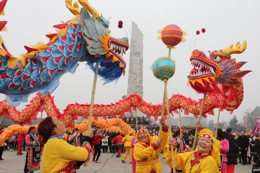 People perform dragon dances on the first day of the Chinese Lunar New Year of Dog, in Mianyang, Sichuan province, China. Chinese New Year 2018,Chinese New Year 2018 animal,Chinese New Year 2018 year of dog,Chinese New Year,Chinese New Year 2018 celebrations,Chinese New Year 2018 pics,Chinese New Year 2018 images