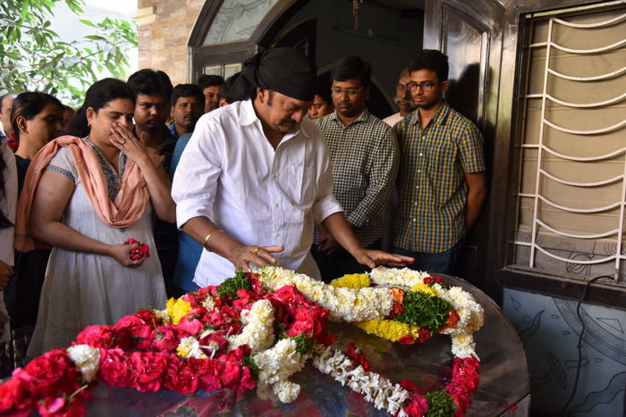 Comedian Gundu Hanumantha Rao, known for his iconic character in the TV serial Amrutham, passed away on Monday morning at the age of 61. Mohan Babu,Rajendra Prasad,Brahmanandam,Rajendra Prasad,Hema,Murali Mohan,Gundu Hanumanth Rao,Gundu Hanumanth Rao dead,Gundu Hanumanth Rao passed away
