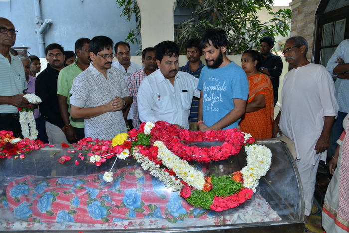 He breathed his last on Feb 19th 2018 around 3.30 AM at his residence in SR Nagar, Hyderabad. Mohan Babu,Rajendra Prasad,Brahmanandam,Rajendra Prasad,Hema,Murali Mohan,Gundu Hanumanth Rao,Gundu Hanumanth Rao dead,Gundu Hanumanth Rao passed away
