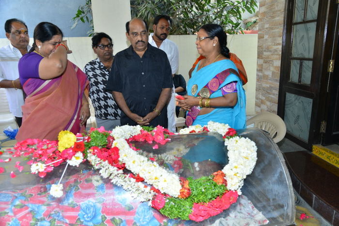 Celens like Mohan Babu, Brahmanandam, Rajendra Prasad, Hema, Rajendra Prasad, Murali Mohan and others pay their last respect to Gundu Hanumanth Rao Mohan Babu,Rajendra Prasad,Brahmanandam,Rajendra Prasad,Hema,Murali Mohan,Gundu Hanumanth Rao,Gundu Hanumanth Rao dead,Gundu Hanumanth Rao passed away