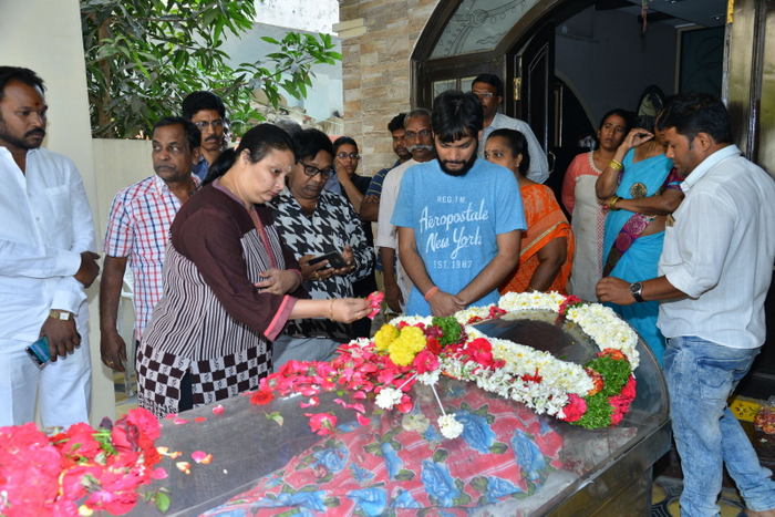 MAA Artists Associations members and other actors came to pay their last respects to Gundu Hanumanth Rao. Mohan Babu,Rajendra Prasad,Brahmanandam,Rajendra Prasad,Hema,Murali Mohan,Gundu Hanumanth Rao,Gundu Hanumanth Rao dead,Gundu Hanumanth Rao passed away
