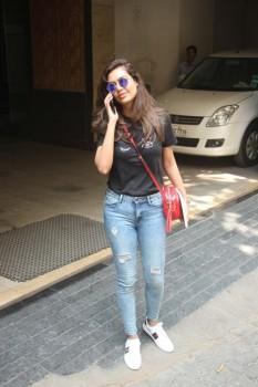 Actress Esha Gupta was clicked by the paparazzi in Bandra.