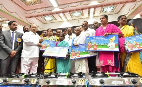 Karnataka CM Siddaramaiah distributes gas stoves to beneficiaries of Anila Bhagya Scheme at Vidhan Soudha in Bengaluru on Feb 20, 2018.