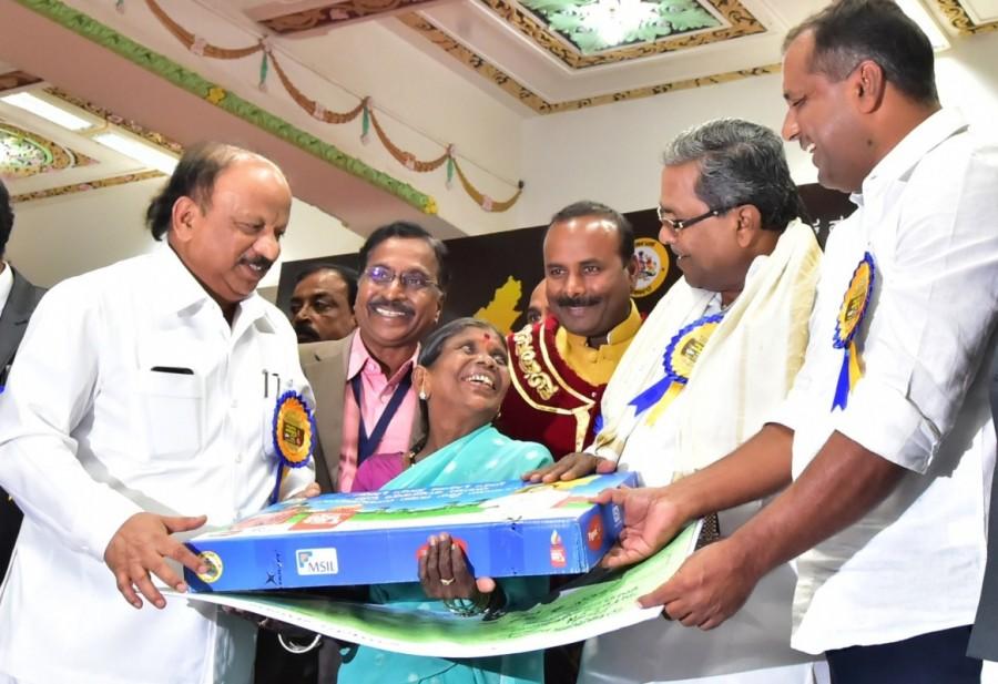 Karnataka Chief Minister Siddaramaiah distributes gas stoves to beneficiaries of Anila Bhagya Scheme at Vidhan Soudha in Bengaluru on Feb 20, 2018. Siddaramaiah,Karnataka Chief Minister Siddaramaiah,CM Siddaramaiah,Anila Bhagya Scheme,Karnataka Chief Minister