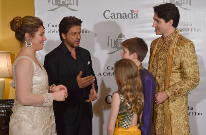 Bollywood actor Shah Rukh Khan with Canadian Prime Minister Justin Trudeau and family. Canadian Prime Minister,Justin Trudeau,Justin Trudeau in India,Shah Rukh,Aamir Khan,R. Madhavan,Justin Trudeau meets Shah Rukh Khan,Justin Trudeau meets Aamir Khan