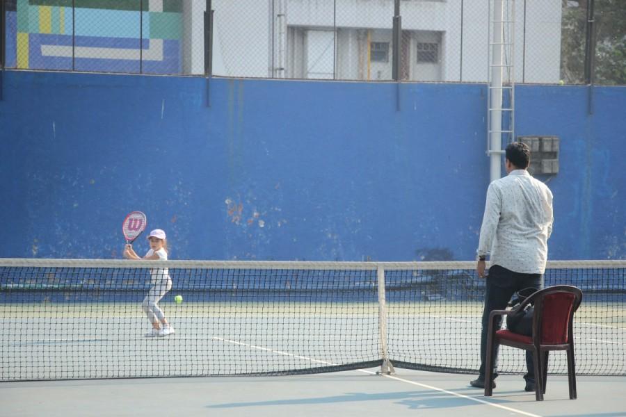 Lara Dutta's daughter Saira learns some tennis from father Mahesh Bhupathi. Mahesh Bhupathi,Lara Dutta,Lara Dutta daughter,Mahesh Bhupathi daughter,Saira