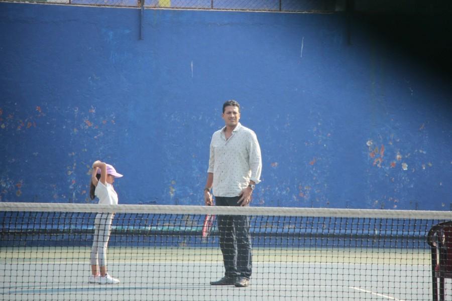 Mahesh Bhupathi trains daughter Saira Bhupathi for Tennis. Mahesh Bhupathi,Lara Dutta,Lara Dutta daughter,Mahesh Bhupathi daughter,Saira