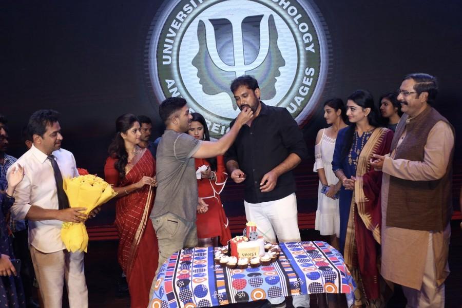 Actor Allu Arjun, Anu Emmanuel celebrate Vakkantham Vamshi birthday on Naa Peru Surya, Naa Illu India sets. Allu Arjun,Anu Emmanuel,Allu Arjun and Anu Emmanuel,Vakkantham Vamshi birthday,Vakkantham Vamshi,Naa Peru Surya,Naa Peru Surya Naa Illu India,Naa Peru Surya,Naa Illu India