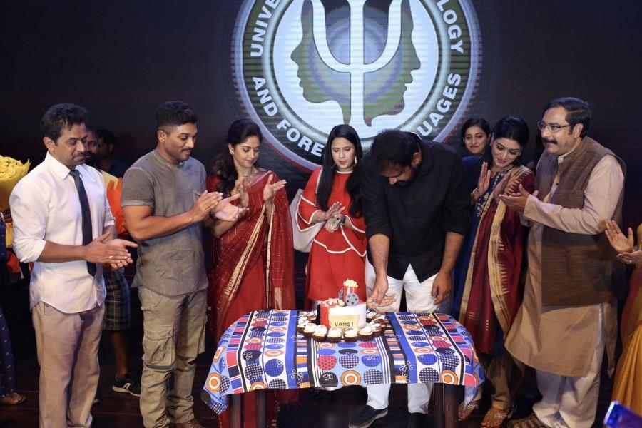 Actor Allu Arjun, Anu Emmanuel celebrate Vakkantham Vamshi birthday on Naa Peru Surya, Naa Illu India sets. Allu Arjun,Anu Emmanuel,Allu Arjun and Anu Emmanuel,Vakkantham Vamshi birthday,Vakkantham Vamshi,Naa Peru Surya,Naa Peru Surya Naa Illu India,Naa Peru Surya,Naa Illu India