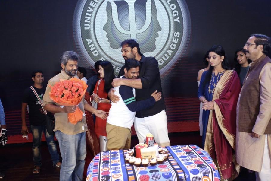 Actor Allu Arjun, Anu Emmanuel celebrate Vakkantham Vamshi birthday on Naa Peru Surya, Naa Illu India sets. Allu Arjun,Anu Emmanuel,Allu Arjun and Anu Emmanuel,Vakkantham Vamshi birthday,Vakkantham Vamshi,Naa Peru Surya,Naa Peru Surya Naa Illu India,Naa Peru Surya,Naa Illu India