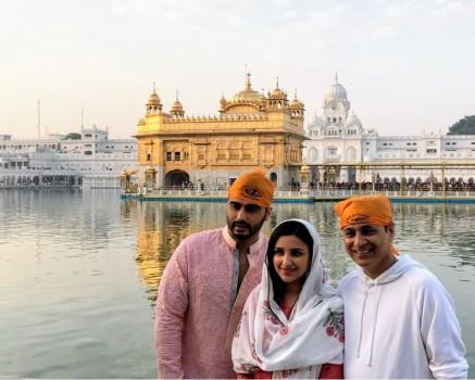 Arjun Kapoor and Parineeti Chopra who will be reuniting for Namastey England visited Golden Temple to seek blessings before commencing their Amritsar schedule. The lead pair is all set to play Punjabi characters in the film and there would be no better start than seeking blessings at Golden Temple, Amritsar.