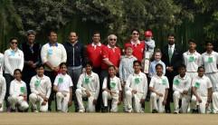 After visiting Jama Masjid, Trudeau plays cricket with Kapil Dev and Mohammad Azharuddin.