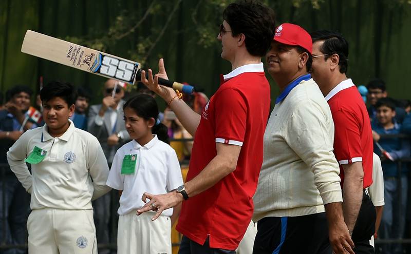 Canada Prime Minister Justin Trudeau plays cricket. Justin Trudeau,Canadian Prime Minister Justin Trudeau,Justin Trudeau india visit,Justin Trudeau in India,Kapil Dev,Mohammad Azharuddin