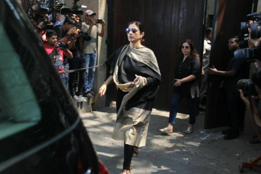 Tabu arrives to pay her last respects to legendary actress Sridevi at Anil Kapoor's residence in Mumbai. Saroj Khan,Tabu,Farah Khan,Farhan Akhtar,Sridevi funeral,sridevi funeral in mumbai,sridevi funeral ceremony,Sridevi,Sridevi pics,Sridevi images