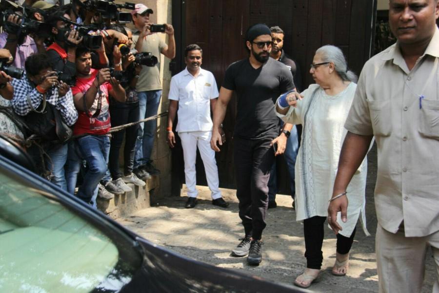 Farhan Akhtar arrives to pay his last respects to legendary actress Sridevi at Anil Kapoor's residence in Mumbai. Saroj Khan,Tabu,Farah Khan,Farhan Akhtar,Sridevi funeral,sridevi funeral in mumbai,sridevi funeral ceremony,Sridevi,Sridevi pics,Sridevi images