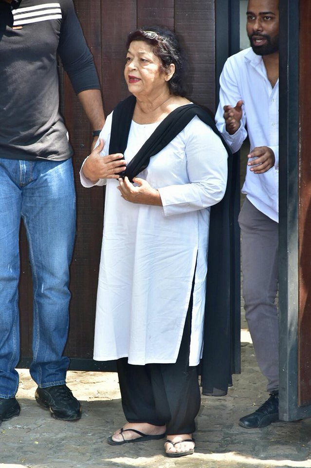 Saroj Khan arrives to pay her last respects to legendary actress Sridevi at Anil Kapoor's residence in Mumbai. Saroj Khan,Tabu,Farah Khan,Farhan Akhtar,Sridevi funeral,sridevi funeral in mumbai,sridevi funeral ceremony,Sridevi,Sridevi pics,Sridevi images