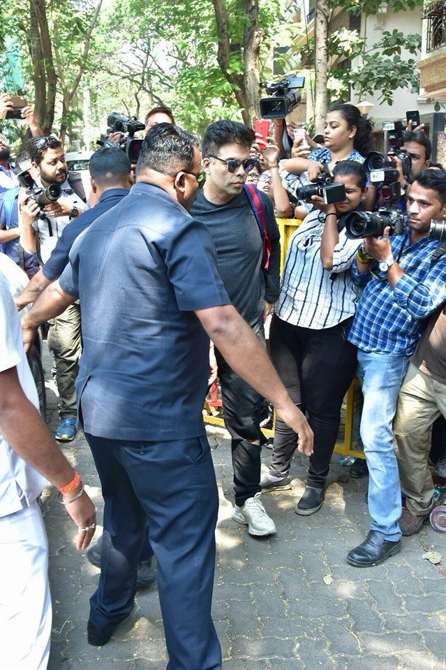 Karan Johar arrives to pay his last respects to legendary actress Sridevi at Anil Kapoor's residence in Mumbai. Saroj Khan,Tabu,Farah Khan,Farhan Akhtar,Sridevi funeral,sridevi funeral in mumbai,sridevi funeral ceremony,Sridevi,Sridevi pics,Sridevi images