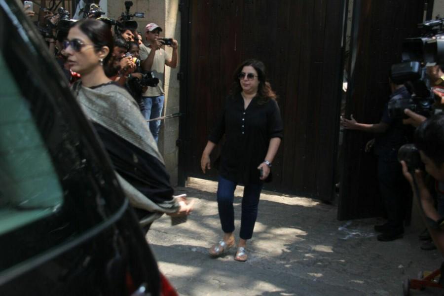 Farah Khan arrives to pay her last respects to legendary actress Sridevi at Anil Kapoor's residence in Mumbai. Saroj Khan,Tabu,Farah Khan,Farhan Akhtar,Sridevi funeral,sridevi funeral in mumbai,sridevi funeral ceremony,Sridevi,Sridevi pics,Sridevi images