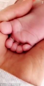 Kylie took to the mobile app on Sunday to share with her fans another glimpse of Stormi, posting a video of her holding her daughter's tiny foot, reports aceshowbiz.com.