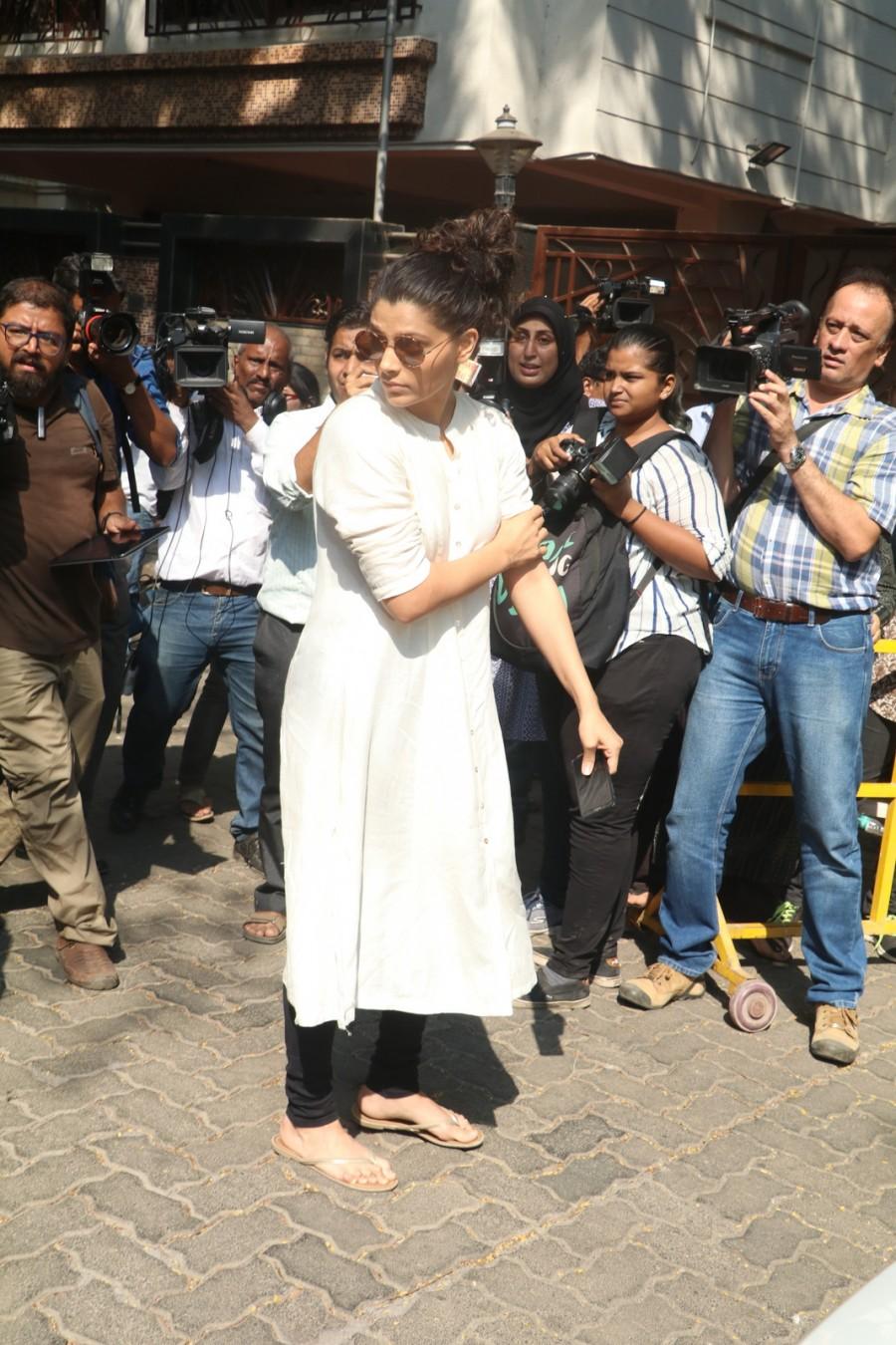 Saiyami Kher arrives to pay her last respects to legendary actress Sridevi at Anil Kapoor's residence in Mumbai. Jaya Pradha,Amar Singh,Saiyami Kher,Sridevi funeral,sridevi funeral ceremony,Sridevi,Sridevi dead,Sridevi passes away