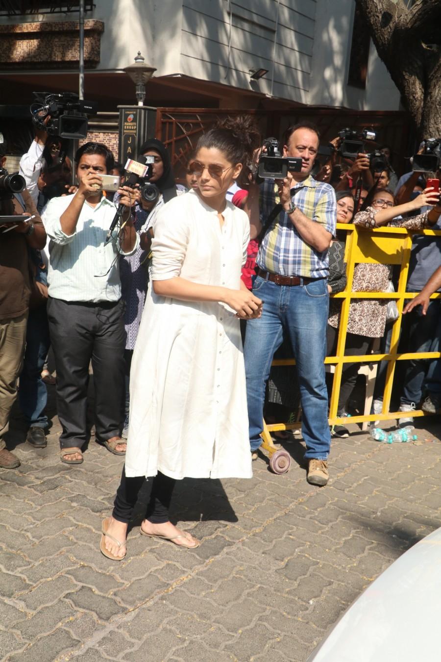 Actress Saiyami Kher arrives to pay her last respects to legendary actress Sridevi at Anil Kapoor's residence in Mumbai. Jaya Pradha,Amar Singh,Saiyami Kher,Sridevi funeral,sridevi funeral ceremony,Sridevi,Sridevi dead,Sridevi passes away