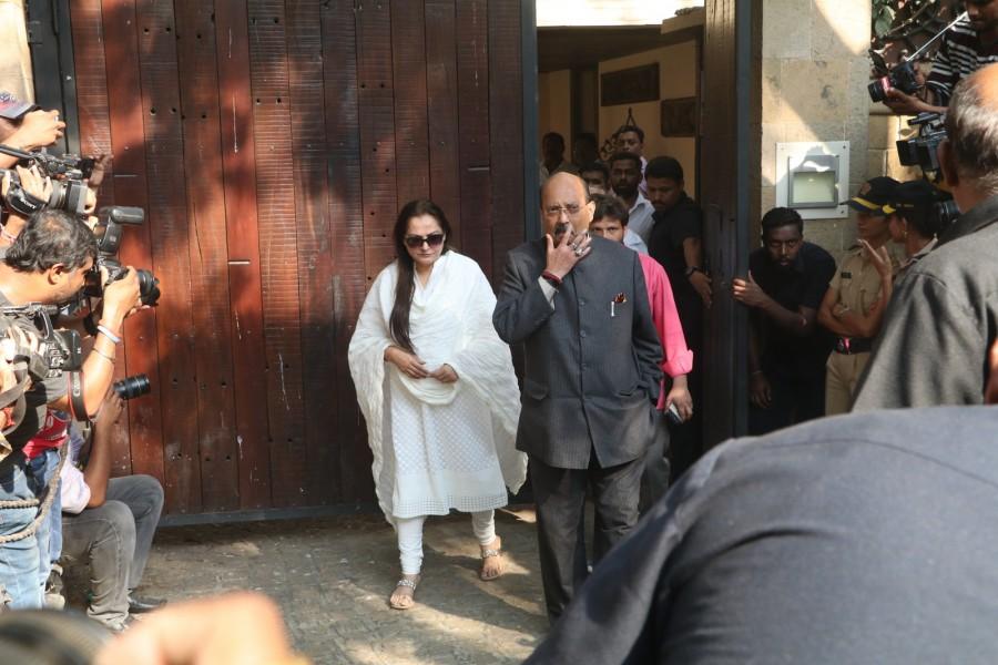 Jaya Pradha with Amar Singh arrives to pay their last respects to legendary actress Sridevi at Anil Kapoor's residence in Mumbai. Jaya Pradha,Amar Singh,Saiyami Kher,Sridevi funeral,sridevi funeral ceremony,Sridevi,Sridevi dead,Sridevi passes away