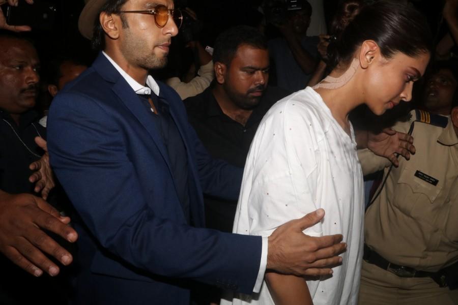 Deepika and Ranveer arrive at Anil Kapoor's home. Deepika Padukone and Ranveer Singh,Deepika Padukone,Ranveer Singh,Sridevi funeral,Sridevi,Anil Kapoor,celebs at Anil Kapoor house