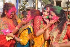 Holi,Holi celebration,holi celebration in india,holi celebration photos,Holi celebration pics,Basanta Utsav,Basanta Utsav celebrations