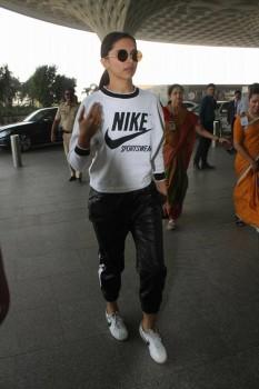 Bollywood actress Deepika Padukone rocks an easy-breezy look at the Mumbai airport.