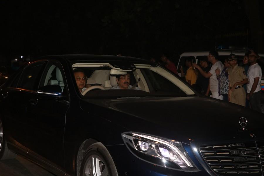 Sridevi's mortal remains brought to her Lokhandwala residence. Sridevi's body,Sridevi body,Sridevi body in Lokhandwala,sridevi funeral,Sridevi pics,Sridevi images