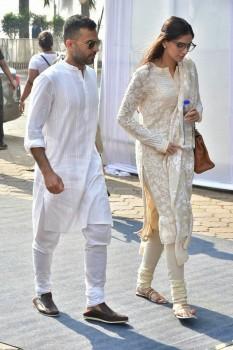 Sonam Kapoor and Anand Ahuja arrive to offer their condolences to the grieving family.