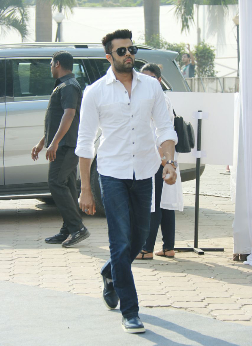 Maniesh Paul arrives at the Celebration Sports Club to pay a last respect to the Legendary Sridevi. Arbaaz Khan,Jaya Prada,Urvashi Rautela,Aditya Thackeray,Sridevi funeral,celebs at Sridevi funeral,Celebration Sports Club,Sridevi,actress Sridevi