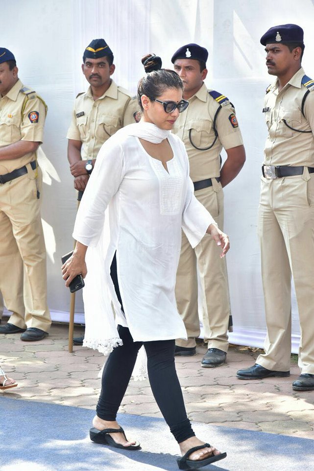 Kajol arrives at the Celebration Sports Club to pay a last respect to the Legendary Sridevi. Kajol,Ajay Devgn,Madhuri Dixit,Jaya Bhaduri Bachchan,Celebration Sports Club,Sridevi funeral,Celebs at Sridevi funeral,Sridevi funeral pics,Sridevi funeral images