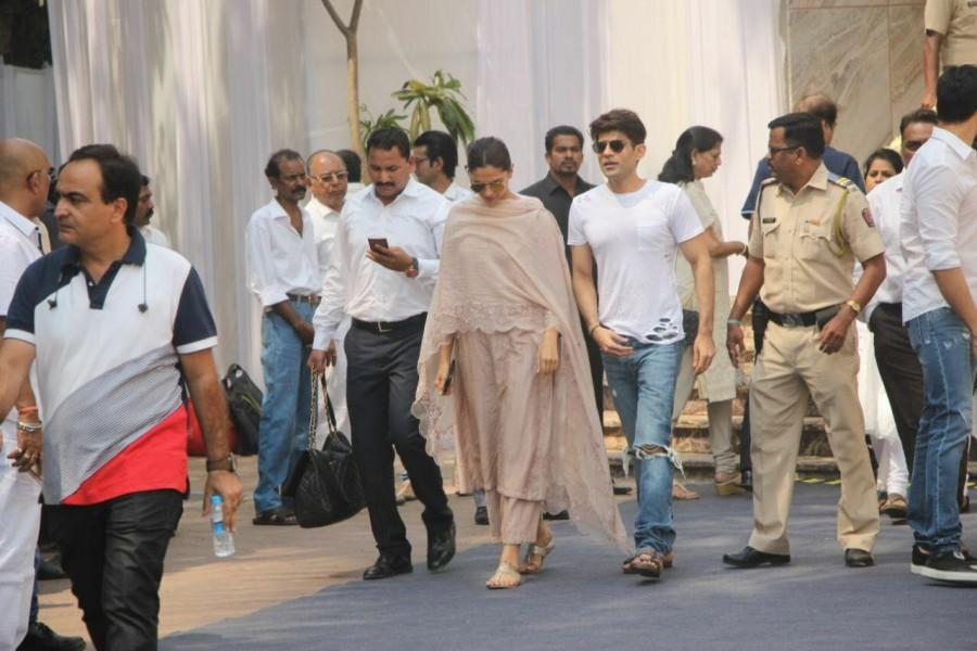Deepika Padukone arrives at the Celebration Sports Club to pay a last respect to the Legendary Sridevi. Deepika Padukone,actress Deepika Padukone,Deepika Padukone at Sridevi funeral,Deepika Padukone in Sridevi funeral,Sridevi funeral,Sridevi funeral pics,Sridevi funeral images,Vidya Balan and Siddharth Roy Kapur,Vidya Balan,Siddharth Roy Kapur