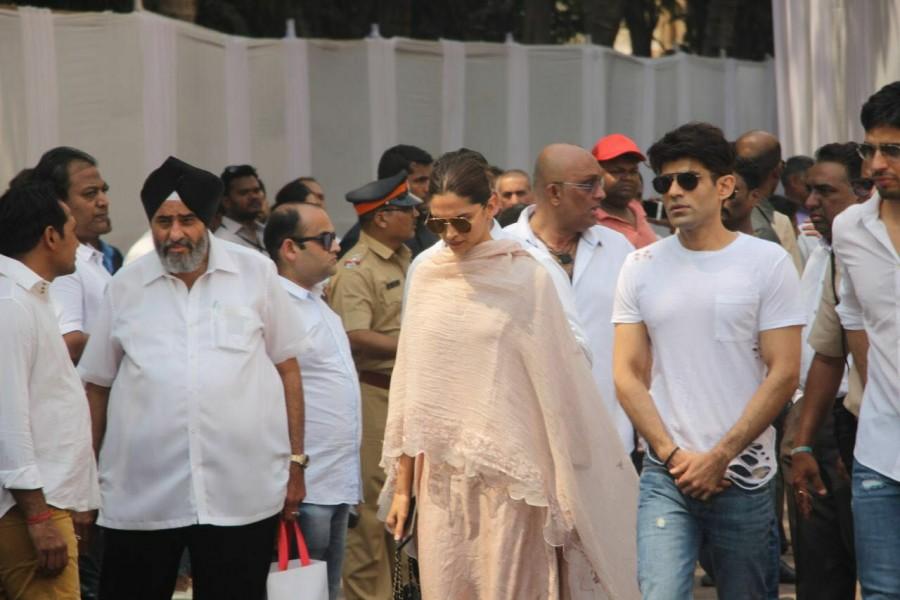 Bollywood actress Deepika Padukone arrives at the Celebration Sports Club to pay a last respect to the Legendary Sridevi. Deepika Padukone,actress Deepika Padukone,Deepika Padukone at Sridevi funeral,Deepika Padukone in Sridevi funeral,Sridevi funeral,Sridevi funeral pics,Sridevi funeral images,Vidya Balan and Siddharth Roy Kapur,Vidya Balan,Siddharth Roy Kapur