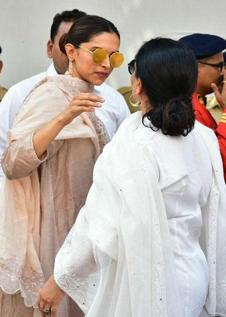 Deepika Padukone arrives at the Celebration Sports Club to pay a last respect to the Legendary actress Sridevi. Deepika Padukone,actress Deepika Padukone,Deepika Padukone at Sridevi funeral,Deepika Padukone in Sridevi funeral,Sridevi funeral,Sridevi funeral pics,Sridevi funeral images,Vidya Balan and Siddharth Roy Kapur,Vidya Balan,Siddharth Roy Kapur