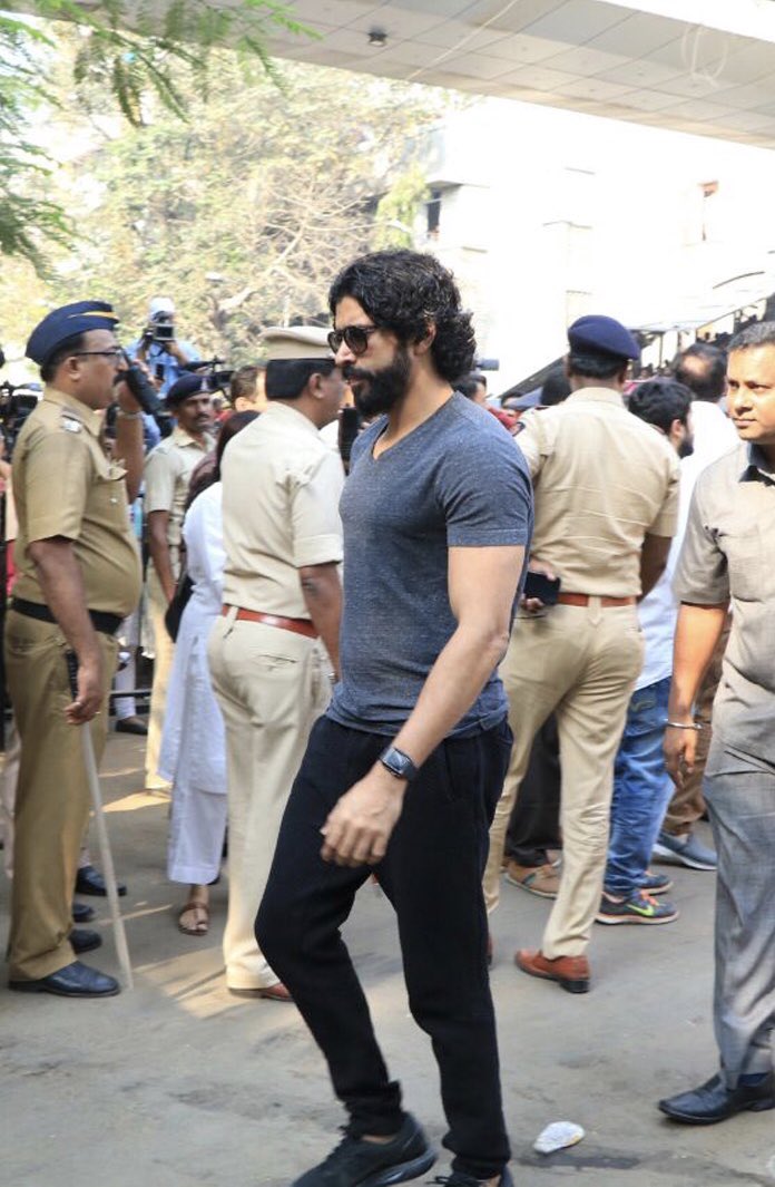 Farhan Akhtar arrives at the crematorium for the late Sridevi's funeral. Farhan Akhtar,Arjun Rampal,Anupam Kher,Lara Dutta,Mahesh Bhupathi,Sridevi funeral,celebs at Sridevi funeral,Sridevi funeral pics,Sridevi funeral images