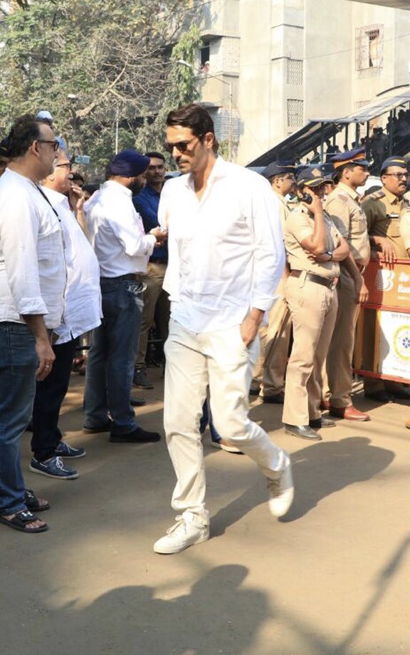 Arjun Rampal arrives at the crematorium for the late Sridevi's funeral. Farhan Akhtar,Arjun Rampal,Anupam Kher,Lara Dutta,Mahesh Bhupathi,Sridevi funeral,celebs at Sridevi funeral,Sridevi funeral pics,Sridevi funeral images
