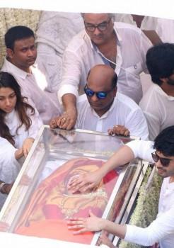 Thousands of fans joined a long procession to mark the final journey of veteran Bollywood actress Sridevi.