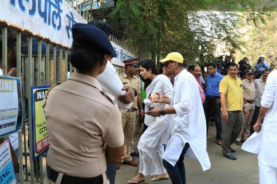 Katrina Kaif arrives at the crematorium for the late Sridevi's funeral. Farhan Akhtar,Arjun Rampal,Anupam Kher,Lara Dutta,Mahesh Bhupathi,Sridevi funeral,celebs at Sridevi funeral,Sridevi funeral pics,Sridevi funeral images