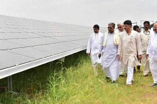 Karanataka CM Siddaramaiah and Power Minister DK Shivakumar inaugurate MW Pavagada Mega Solar Park. Pavagada Mega Solar Power Project is the World’s Largest Solar park and will be a landmark project in our country’s history.
